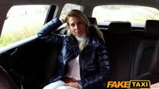 FakeTaxi सुनहरे बालों वाली लड़की बेकार है और टैक्सी में fucks