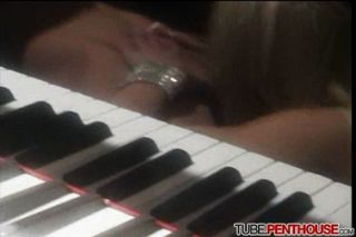 पियानो के बगल में गर्म सेक्स