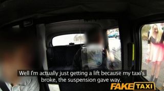 FakeTaxi cabbie 2 लड़कियां से blowjob हो जाता है