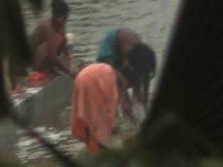 भारतीय महिलाओं नदी से स्नान