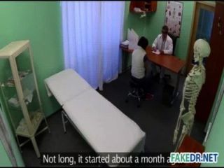 नकली अस्पताल में एक हॉट बेब पर त्वचा परीक्षा