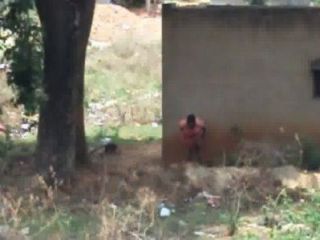 देसी औरत उसके घर के पीछे pissing
