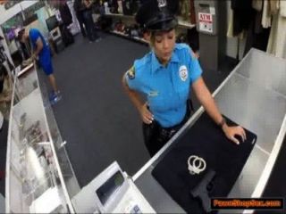 पुलिस अधिकारी के प्यादे उसकी बंदूक और गड़बड़ है