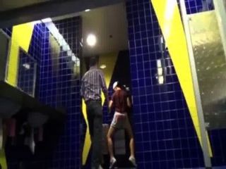 सार्वजनिक बाथरूम में मज़ा आ रहा गर्म समलैंगिक किशोर