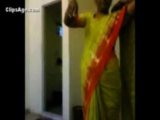 हरे रंग की साड़ी में चाची सेक्स से पहले उसके ग्राहक की उसे नग्नता सामने उजागर - भारतीय अश्लील वीडियो