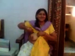 एक भारतीय चाची की भारतीय सेक्स वीडियो उसके बड़े boobs-rawasex.com दिखा