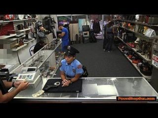 लैटिना पुलिस महिला और अधिक नकदी के लिए प्याज़ दुकानदार fucks और fucks
