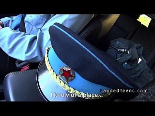 देहात में कार में टक्कर लगी बॉलीवुड पुलिस महिला