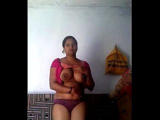 देसी भारतीय पत्नी खुद को उजागर करती है और उसकी योनी के साथ खेल रही है