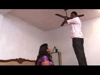 भारतीय महिला अपने घर में एक अजीब आदमी कमबख्त