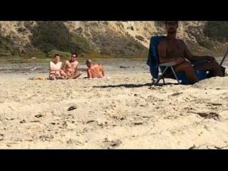 लोग नग्न समुद्र तट पर मरोड़ते पकड़े गए