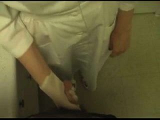 शरारती नर्स रोगी को एक हाथ का काम देता है