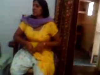 एक भारतीय चाची की भारतीय सेक्स वीडियो उसके बड़े स्तन दिखा