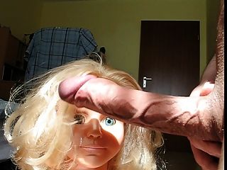 गुड़िया वास्तविक विशाल उत्साहित लिंग चूसना