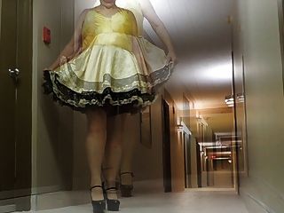 बहिन पोशाक और सेक्सी हील्स में होटल गलियारे में बहिन रे