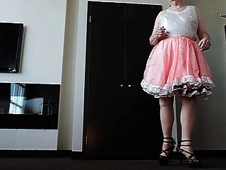 गुलाबी रंग की पोशाक में बहिन बहिन रे 2