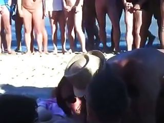 चार दोस्तों भीड़ के सामने नग्न समुद्र तट पर यौन संबंध