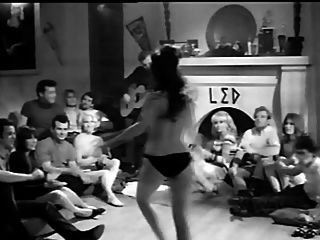 पार्टी के क्लासिक: कॉलेज की लड़कियों (1968 फीचर्स)
