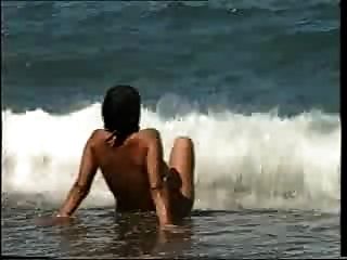 बड़े स्तन लड़की एकान्त समुद्र तट पर नग्न