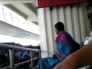 तमिल busstand में पुरुष फ्लैश मुर्गा लड़की को