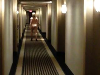 सुडौल पत्नी होटल दालान में नग्न
