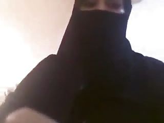 हिजाब में अरब महिलाओं उसे titties दिखा