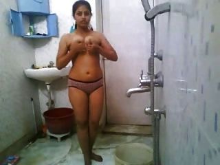 भारतीय लड़की स्नान नग्न