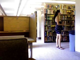 बालों बेवकूफ पुस्तकालय में नग्न हो रही है