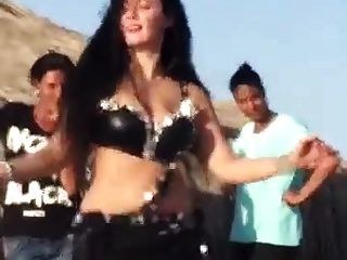 मिस्र में बहुत गर्म अरबी बेली नृत्य