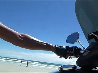समुद्र तट पर जांघ जूते में सेक्सी चमड़े बाइकर