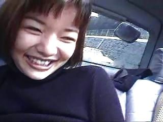 एक कार में दो जापानी लड़कियों