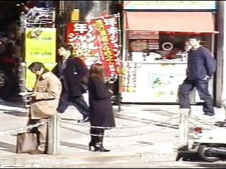 जापानी अपमान सार्वजनिक चेहरे सह पैदल