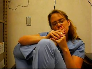 नर्स काम पर अपने पैर की उंगलियां बेकार है