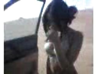 ब्रा के साथ रेगिस्तान में संपूर्ण शरीर के साथ अरबी लड़की