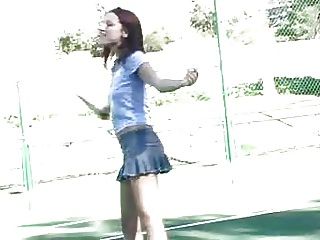 दाना एफटीवी टेनिस खेल रहा है