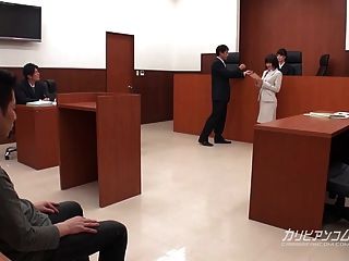 एशियाई वकील अदालत में काम हाथ होने के लिए