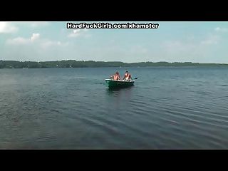 सुनहरे बालों वाली झील पर एक नाव में मुश्किल तीन लड़कों