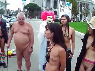 सार्वजनिक रूप से नग्न में छोटे खाली saggy स्तन के साथ बालों वाली महिला