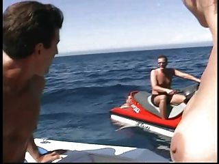 रयान कॉनर एक नाव में fucks