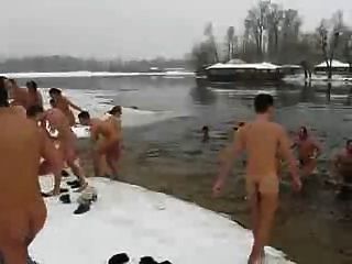 सर्दी झील में पतली सूई पुरुषों