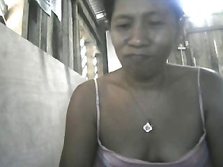 filipina माँ चेरी corsen कैम पर उसके निपल्स दिखा
