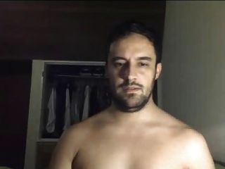 गर्म सेक्सी लैटिनो आदमी कैम पर नग्न हो जाता है