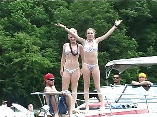 सेक्सी बिकनी लड़कियां एक नाव सवारी के दौरान लोगों को तंग करती हैं