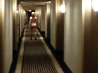 गोरा पत्नी होटल में नग्न चलने की हिम्मत करती है