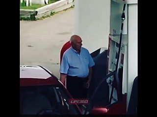गैस पंप पर पुराने आदमी लिंग बाहर
