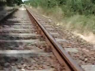 चिड़ियों के गाते समय एक रेल पटरी को गुनगुनाते हुए