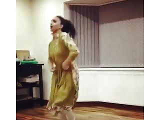 ब्रिटेन के पाकिस्तानी लड़की ने गैर नृत्य पारंपरिक गैर नग्न