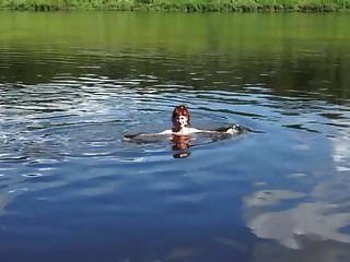 वोल्गा नदी में नग्न तैरना