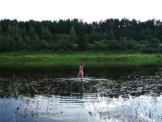 वोल्गा नदी में नग्न तैराकी