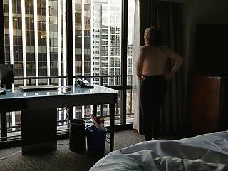 होटल की खिड़की में नग्न नग्न आकर्षक
